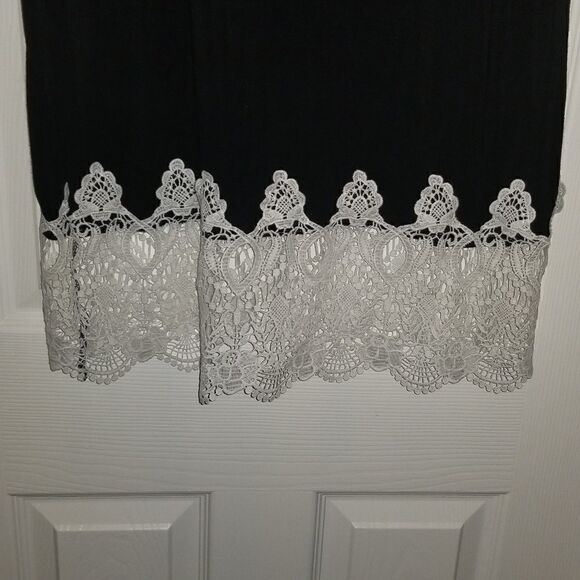 Losorn Zpy | Black & White Lace Dress - Picture 5 of 5